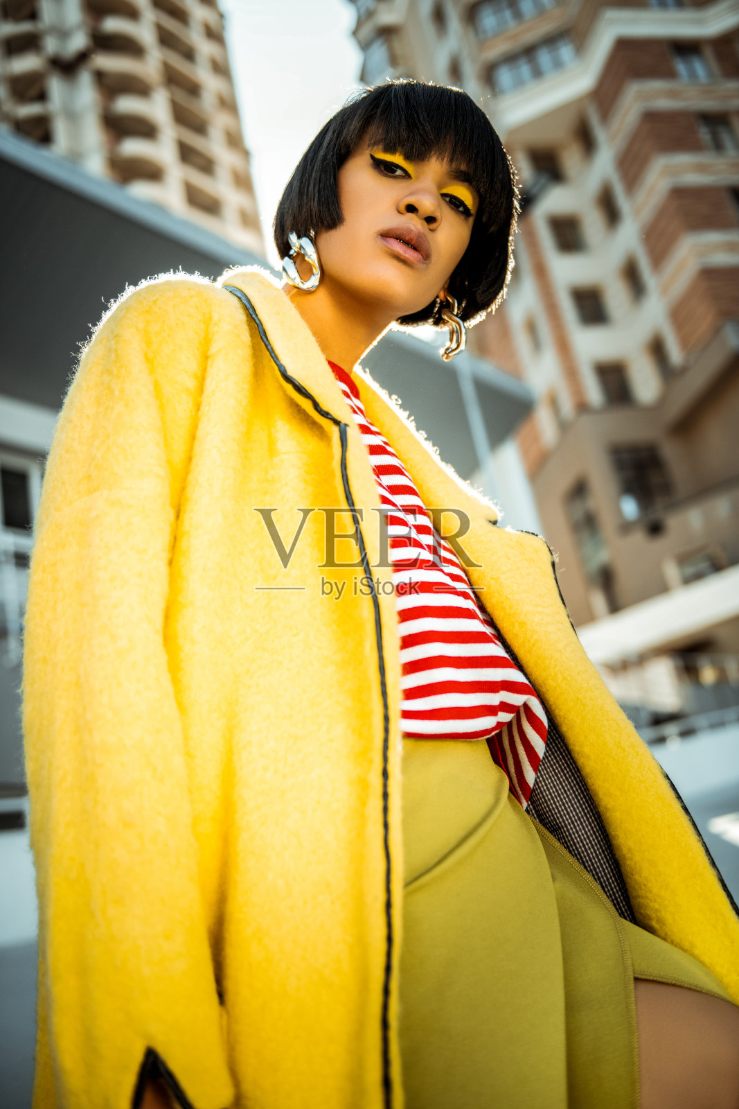 不寻常的短发女人目空一切地看着下面照片摄影图片