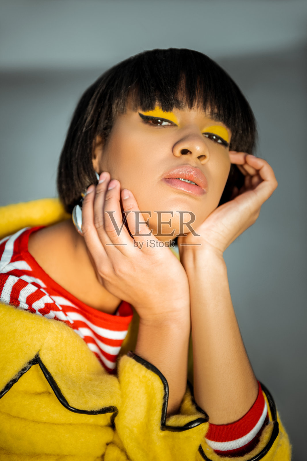 杰出的艺术女性展示她迷人的脸庞照片摄影图片