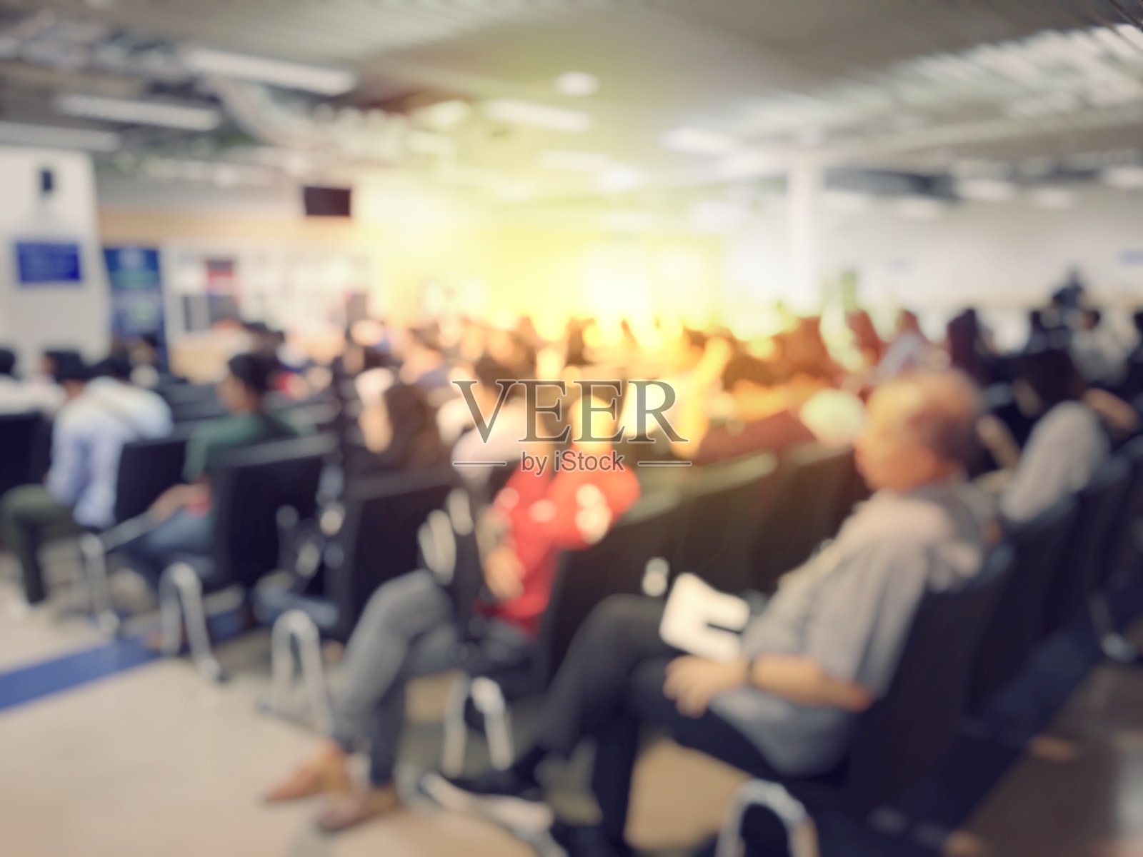 由于天气恶劣，在医院等待看病的人数和容易生病的病人数量模糊。摘要卫生保健服务活动背景。照片摄影图片