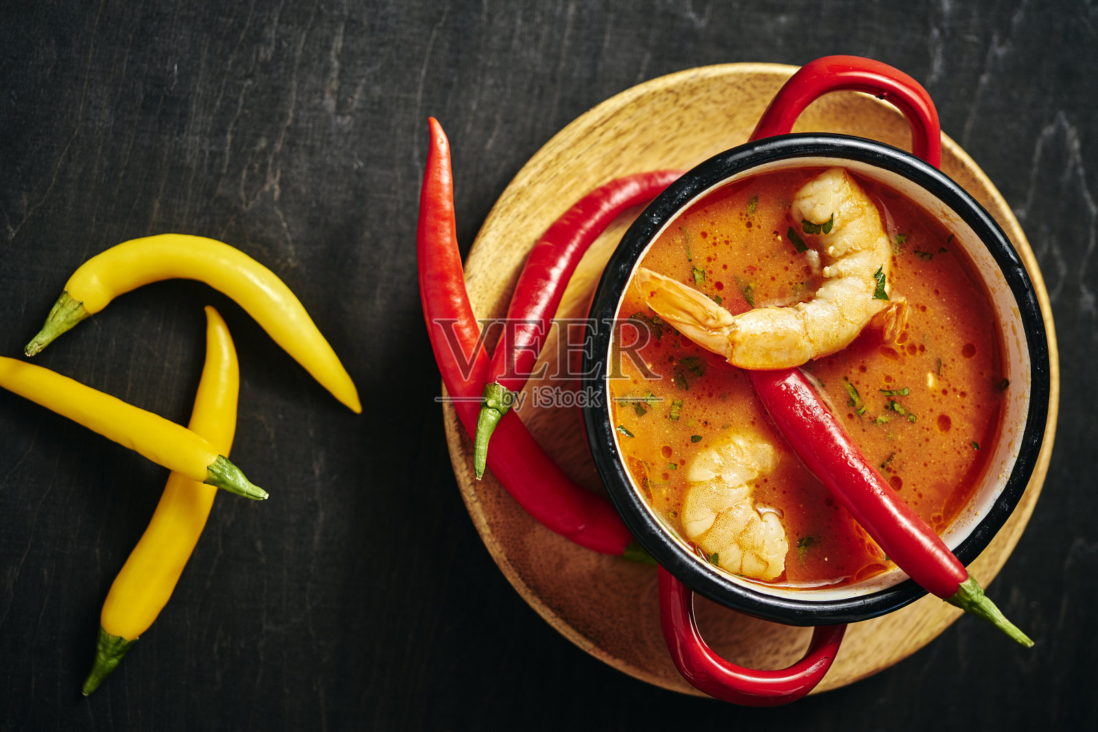 传统的泰国汤，用红锅煮虾和辣椒照片摄影图片