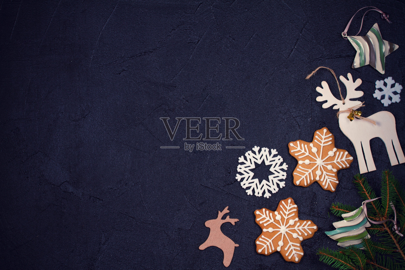 圣诞节和新年的边界或框架上的黑色背景。寒假的概念。问候模板照片摄影图片