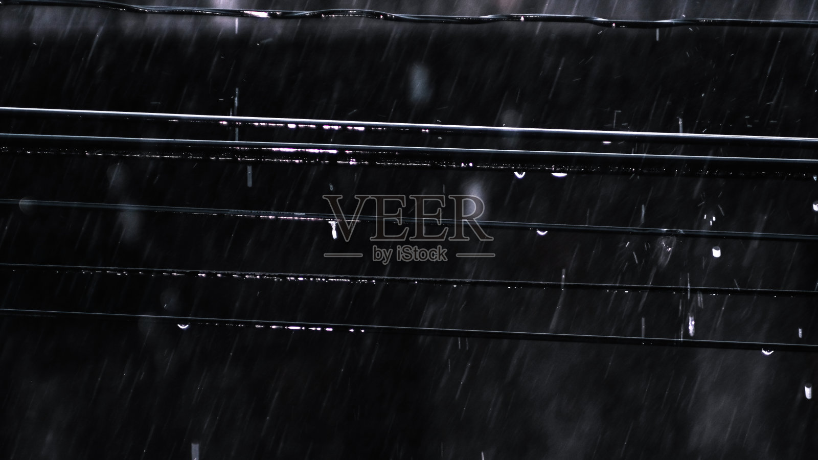 雨水从缆绳上滴下来照片摄影图片