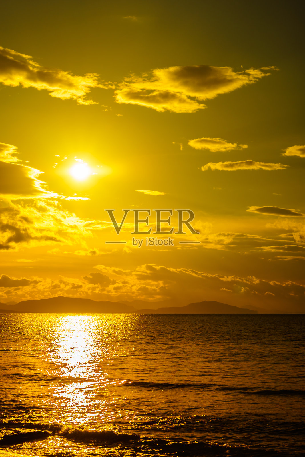 海面上的日落或日出照片摄影图片