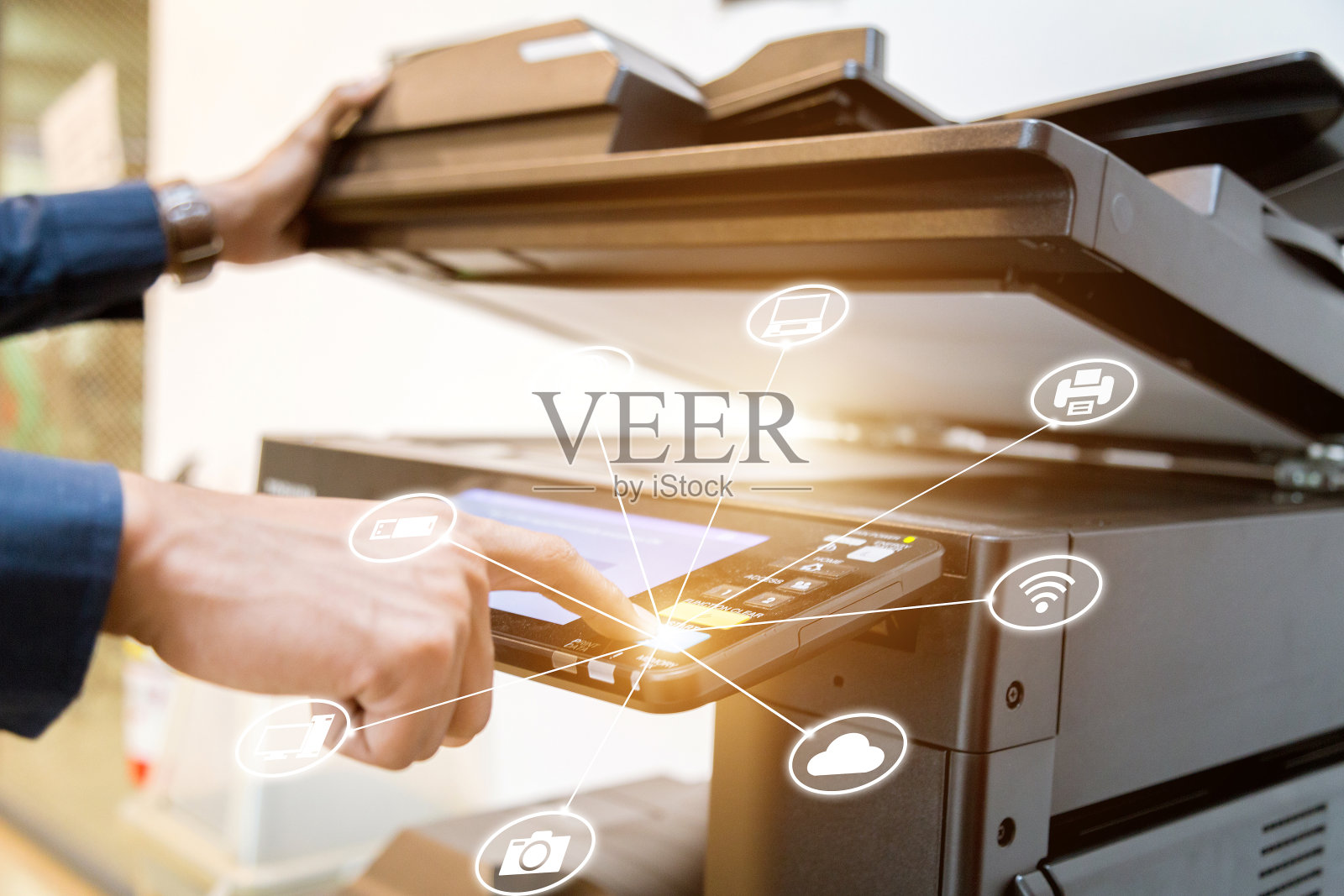 商人手按打印机面板上的按钮与图标技术打印机扫描仪激光办公复印机耗材开始概念。照片摄影图片