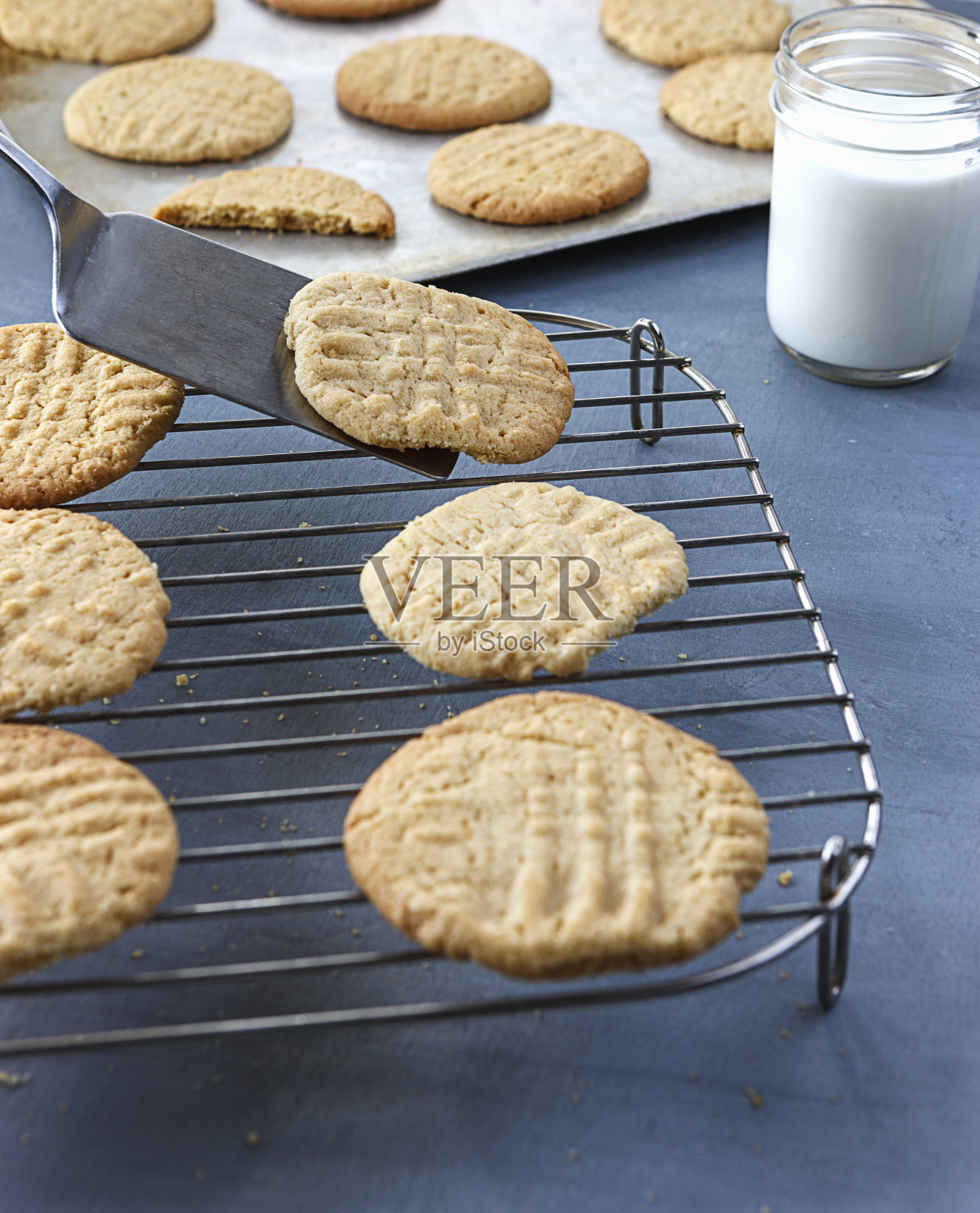 新鲜出炉的饼干放在冷却架上。照片摄影图片