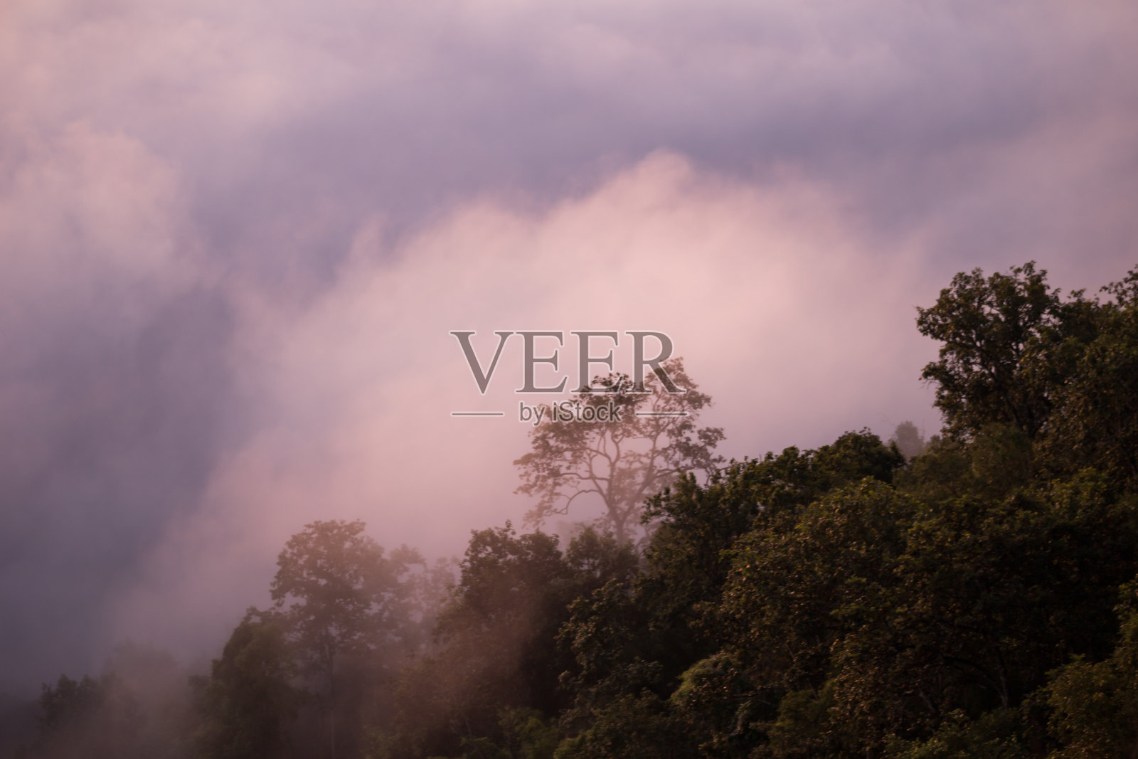 清晨的薄雾和山峰照片摄影图片