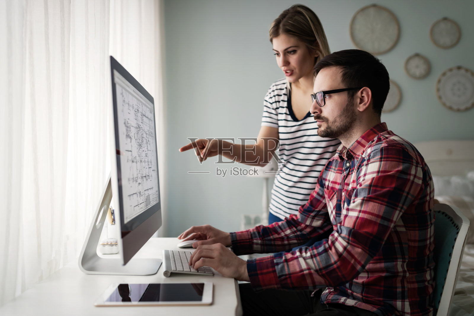 年轻迷人的设计师在家里一起工作照片摄影图片