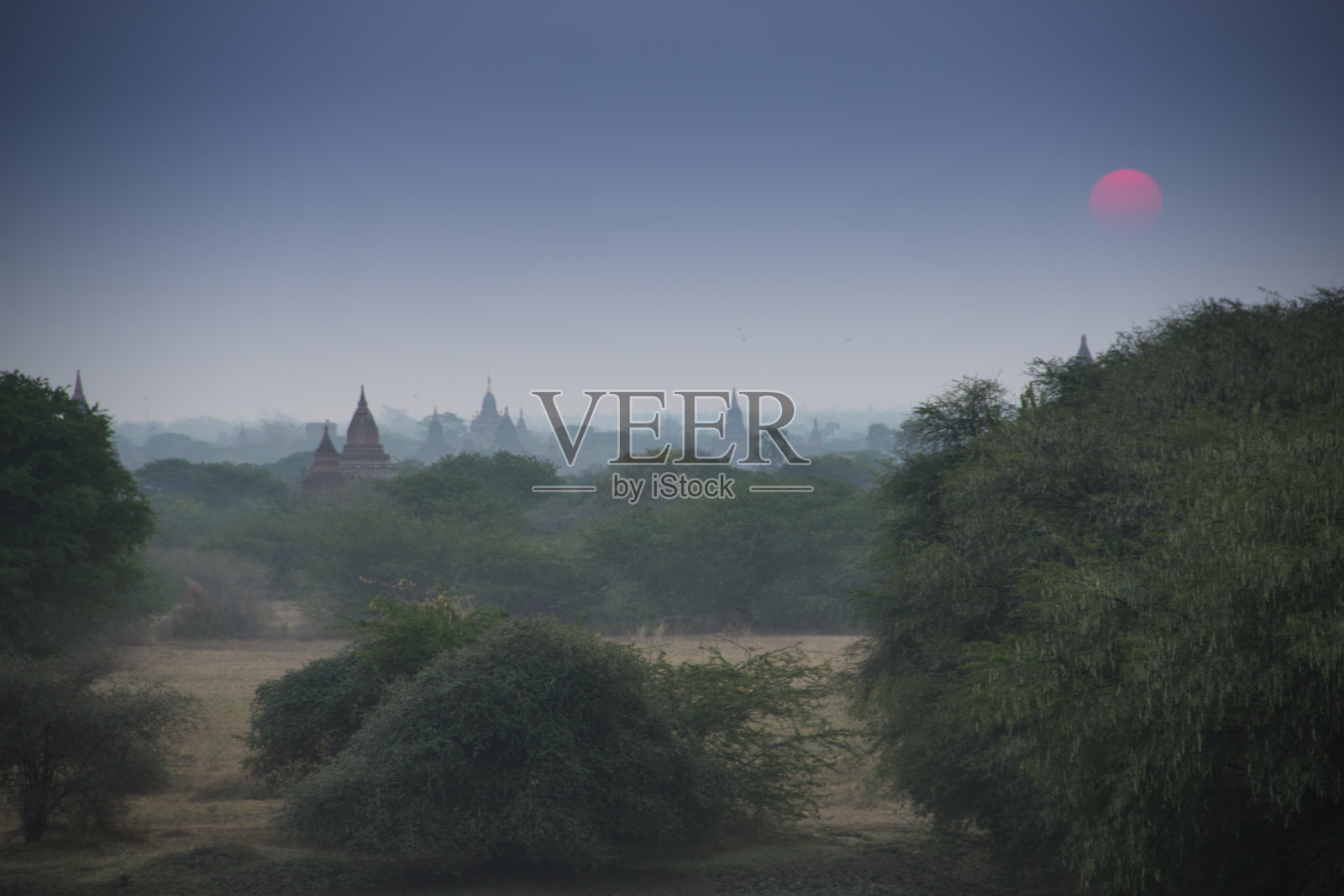 俯瞰缅甸蒲甘的寺庙照片摄影图片