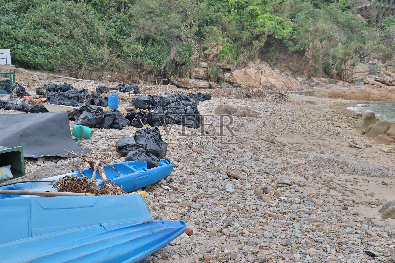 直接扔塑料水瓶和塑料袋照片摄影图片
