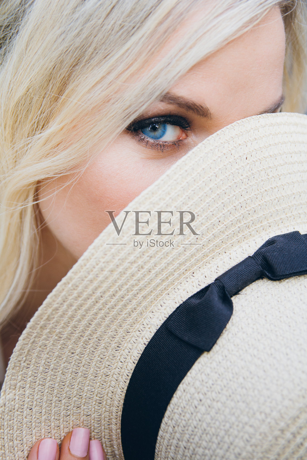 戴着帽子的女孩躺在桥上的秋湖上照片摄影图片