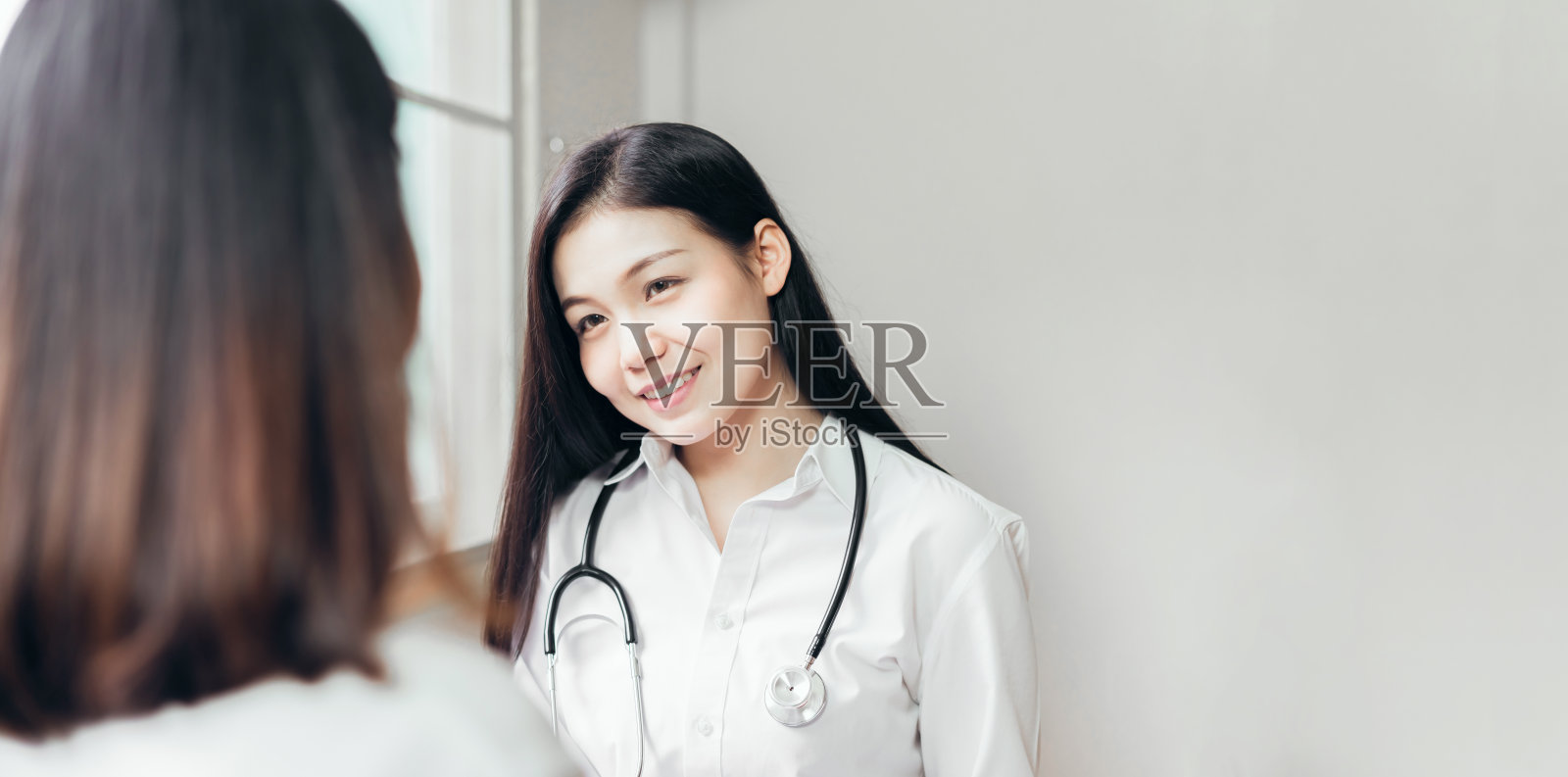 医生向患者提供咨询，并详细记录治疗历史。医疗保健和专业理念。照片摄影图片