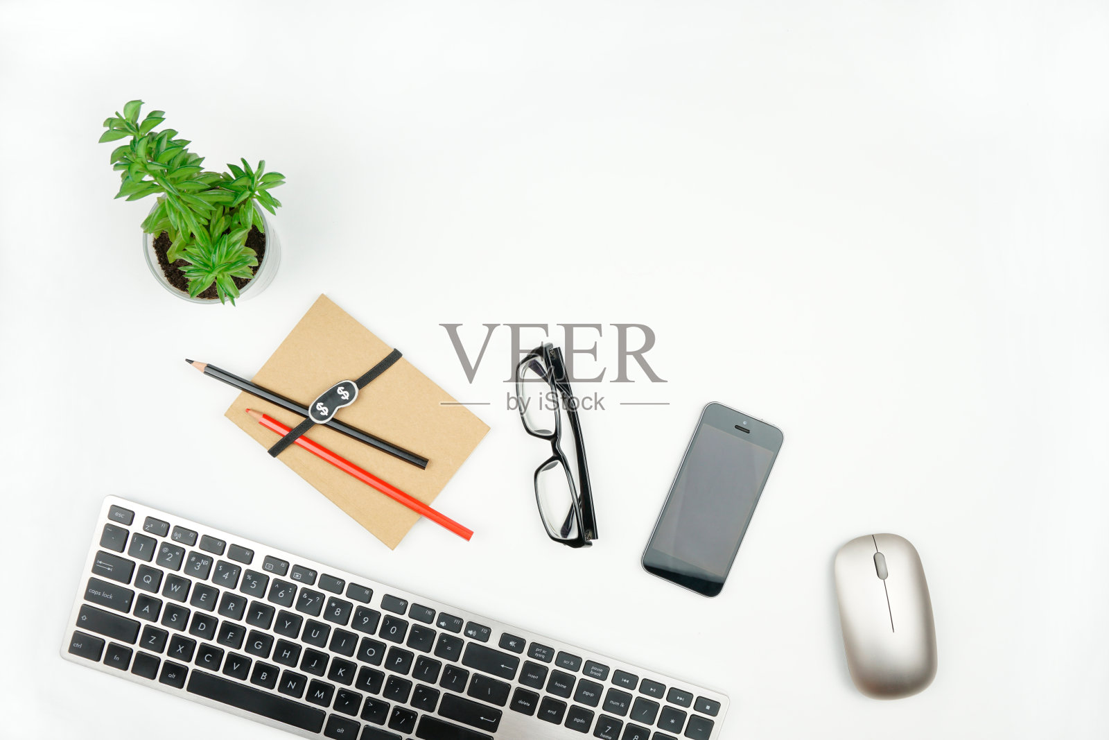 白色的办公桌上有电脑，鲜花，笔记本，铅笔，眼镜和电话。平铺与拷贝空间。照片摄影图片