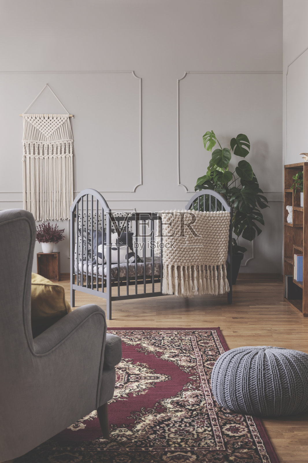 垂直视图的中世纪婴儿房概念灰色复古室内与绿色和白色的口音，真实的照片与复制空间照片摄影图片