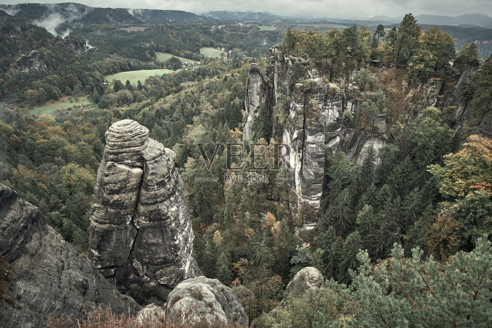 从撒克逊瑞士的巴斯特山看雾蒙蒙的，德国的撒克逊山在清晨日出时雾气弥漫，瑞士国家公园照片摄影图片