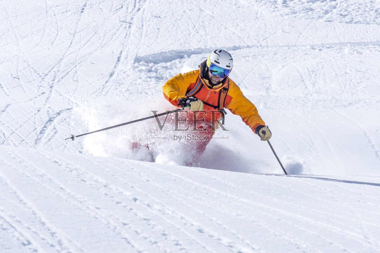 免费的滑雪者对着镜头滑雪照片摄影图片