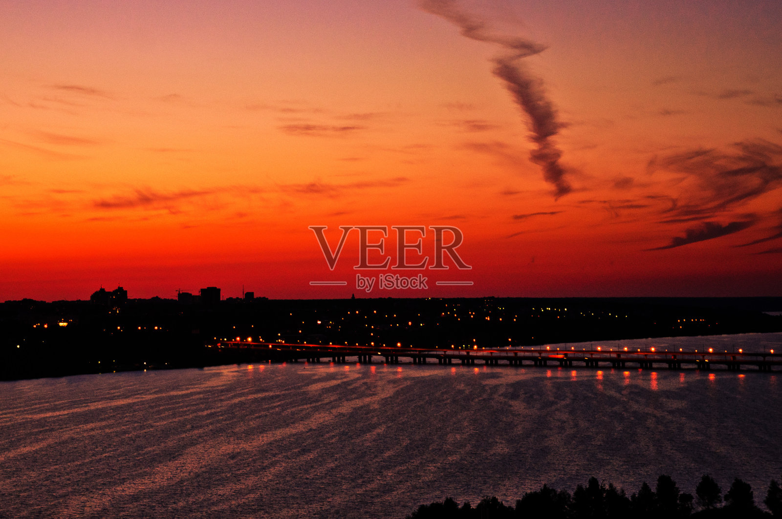 日落时分的沃罗涅日大桥。照片摄影图片