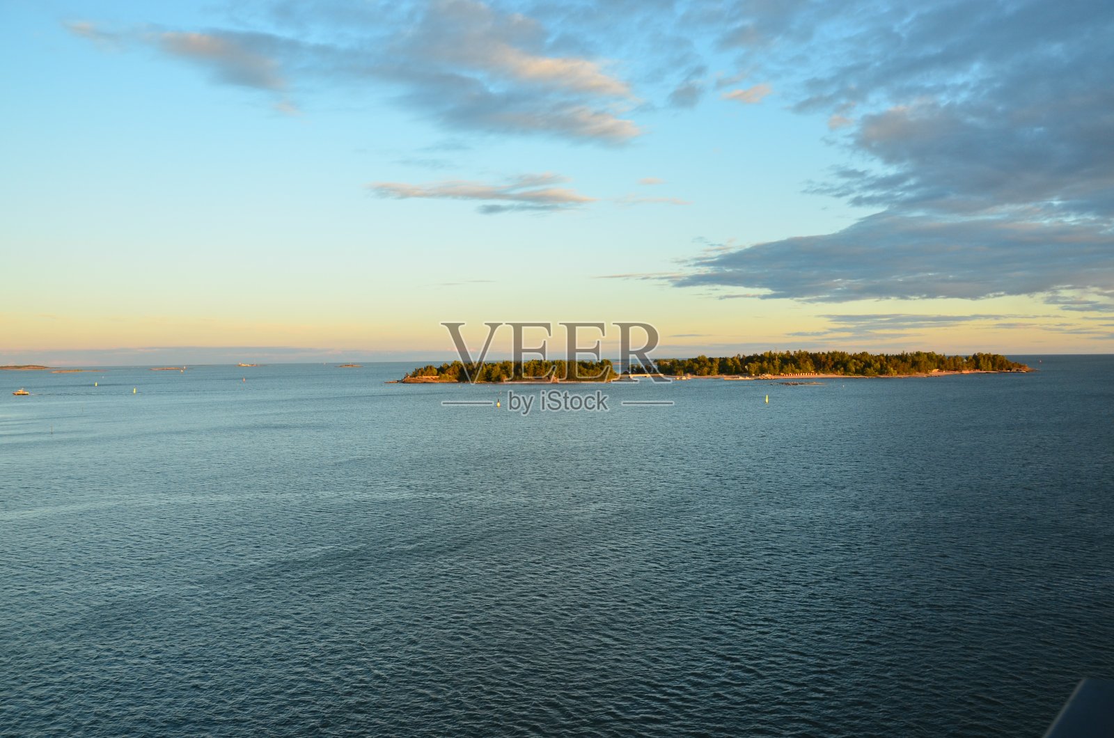 芬兰。环绕海岸的岛屿是美丽的岩石和植被的组合。照片摄影图片