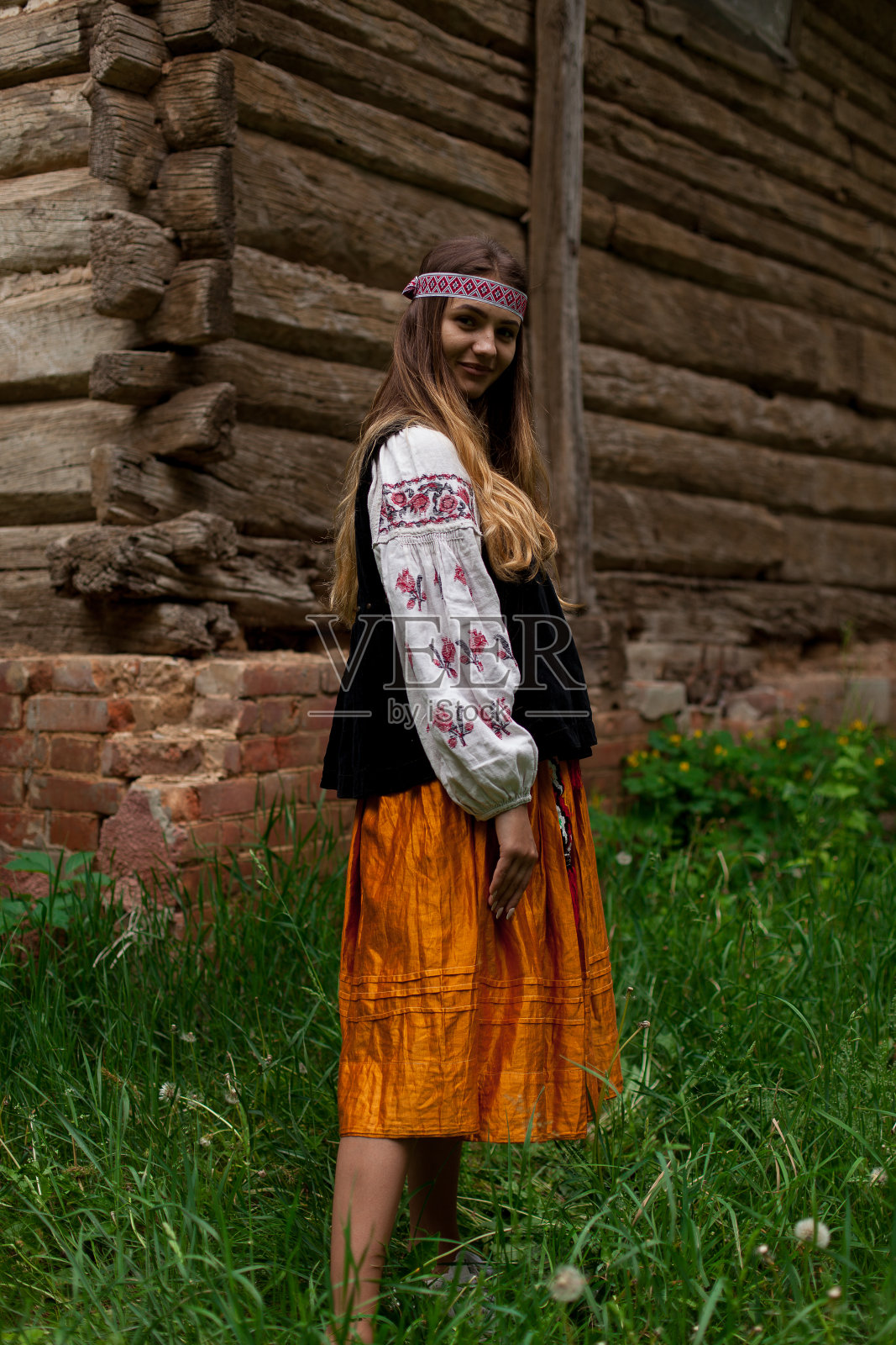 陡峭的乌克兰女孩长头发摆出一种乡村风格照片摄影图片