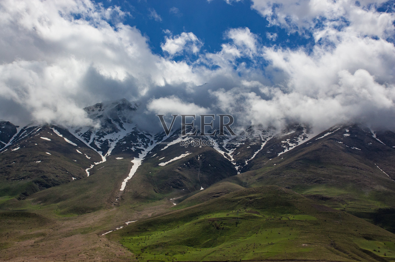 山水多雪，天空多云。土耳其的自然之美。云在山顶照片摄影图片