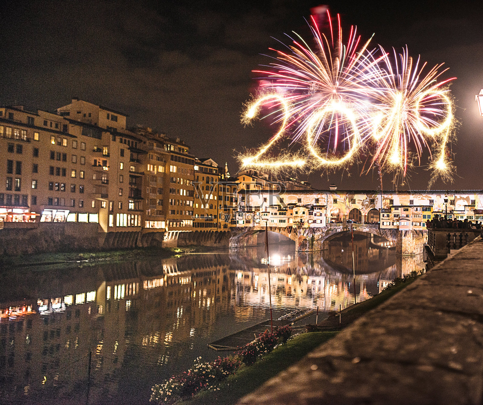 意大利佛罗伦萨迎来2019年新年焰火照片摄影图片