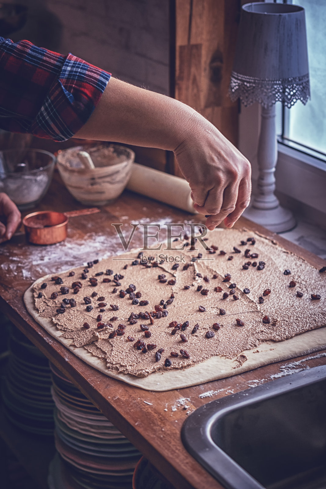 在家庭厨房里准备肉桂面包照片摄影图片