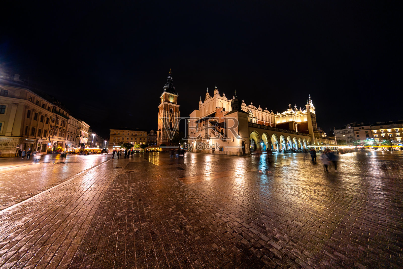 波兰克拉科夫老城区广场，主要市场广场，圣玛丽教堂照片摄影图片