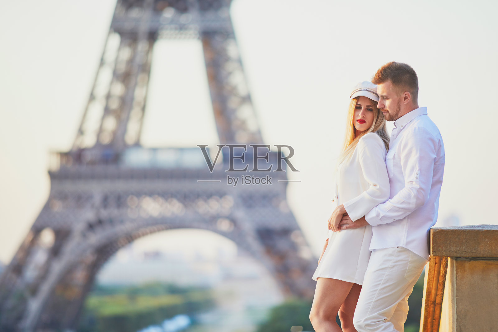 一对浪漫的情侣在埃菲尔铁塔附近约会照片摄影图片