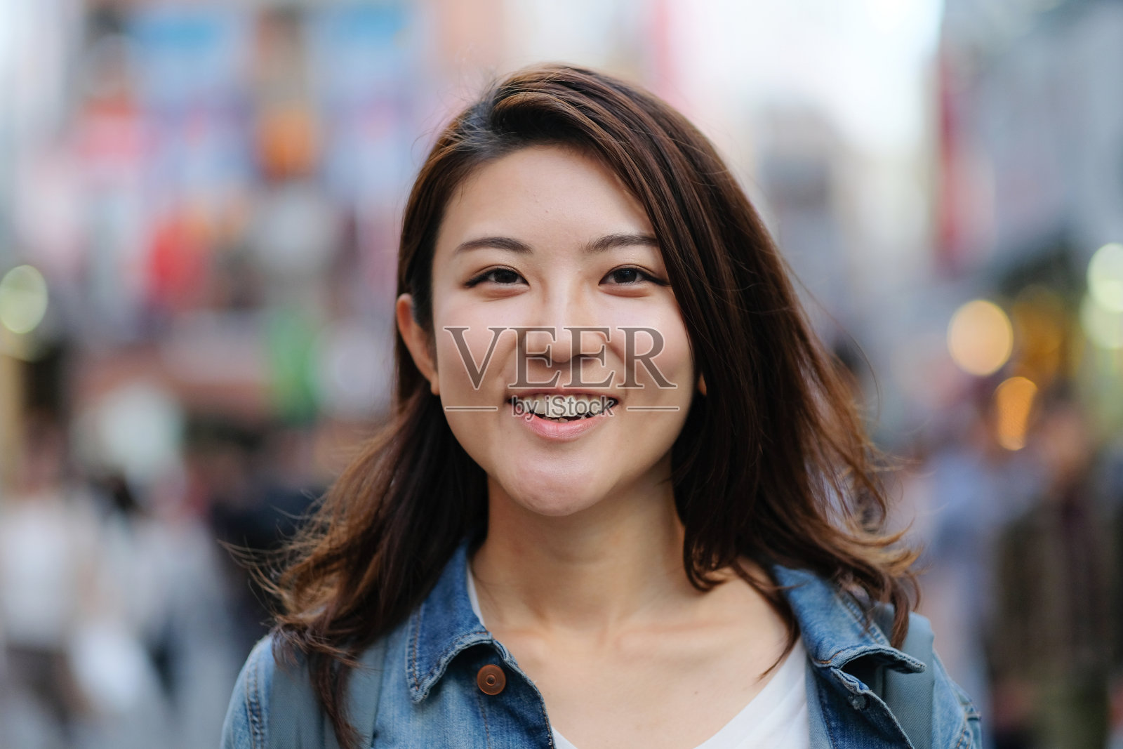 街上年轻女子的肖像照片摄影图片