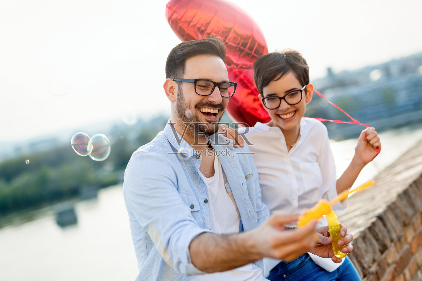 年轻情侣在户外微笑约会照片摄影图片