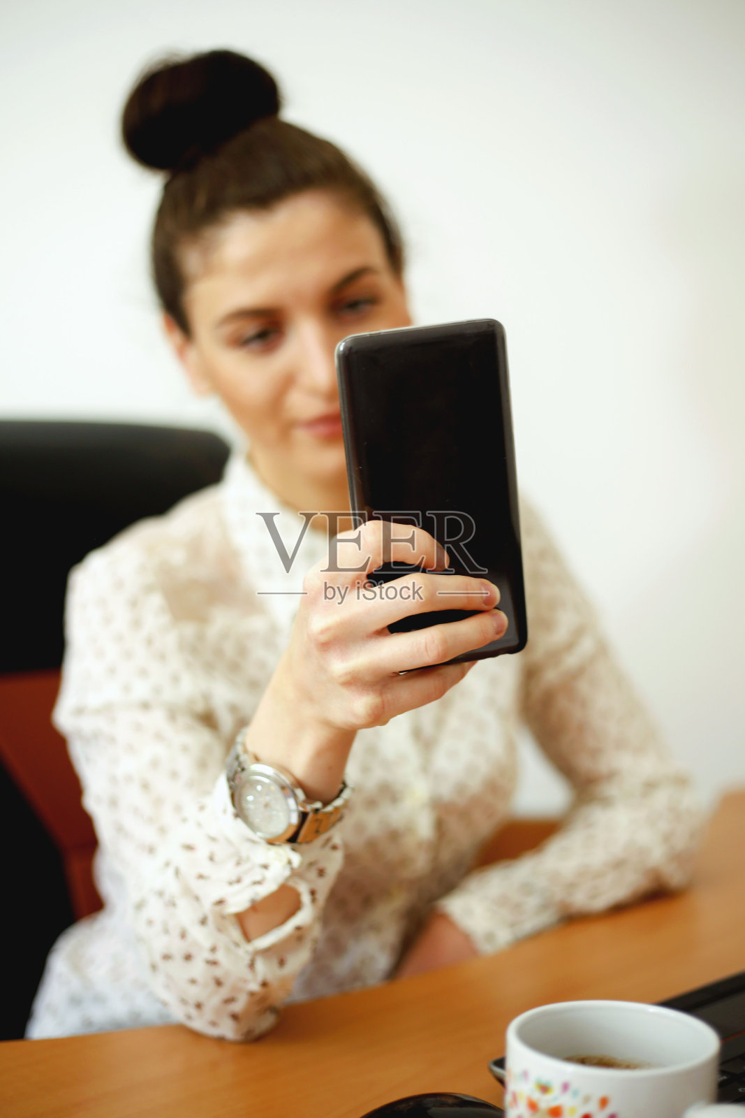 迷人的女商人在办公室使用手机照片摄影图片