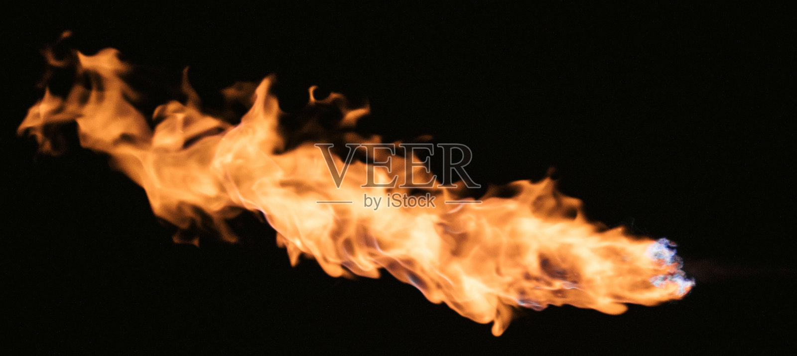 黑色背景上的火的纹理照片摄影图片