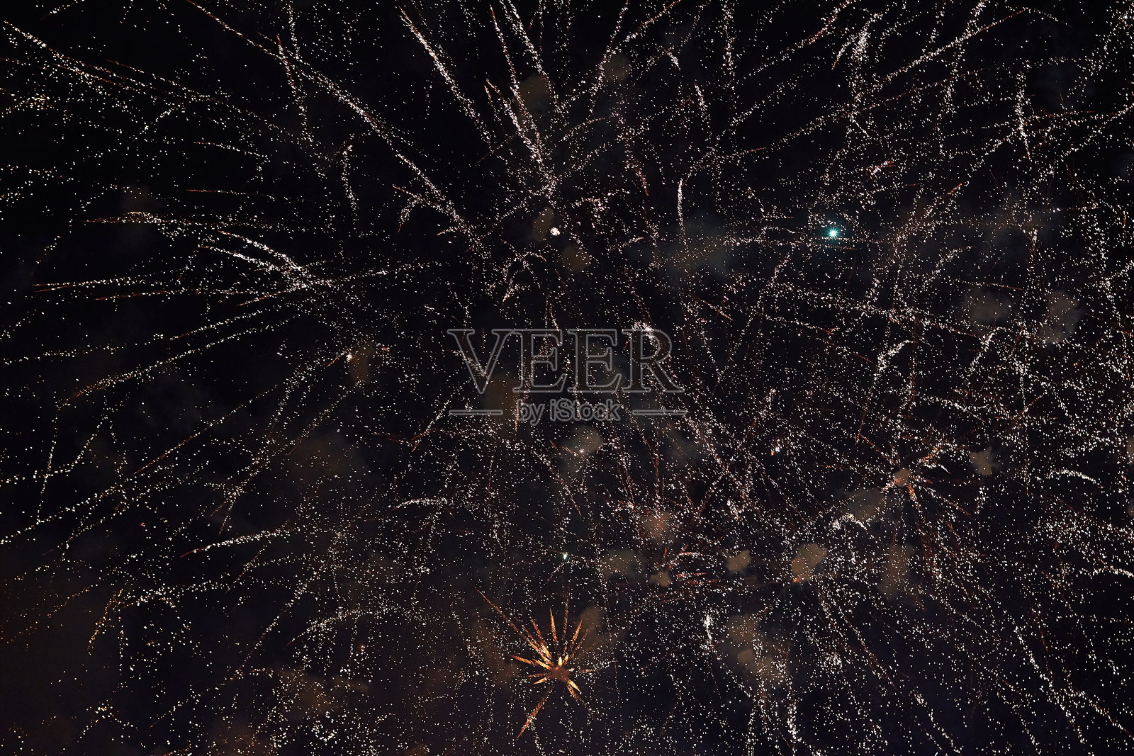 烟花在夜空中。纹理致敬。黑色背景上耀斑的抽象照片。灯光在天空中致敬的照片。敬礼的画面闪现。彩色灯光的纹理。照片摄影图片