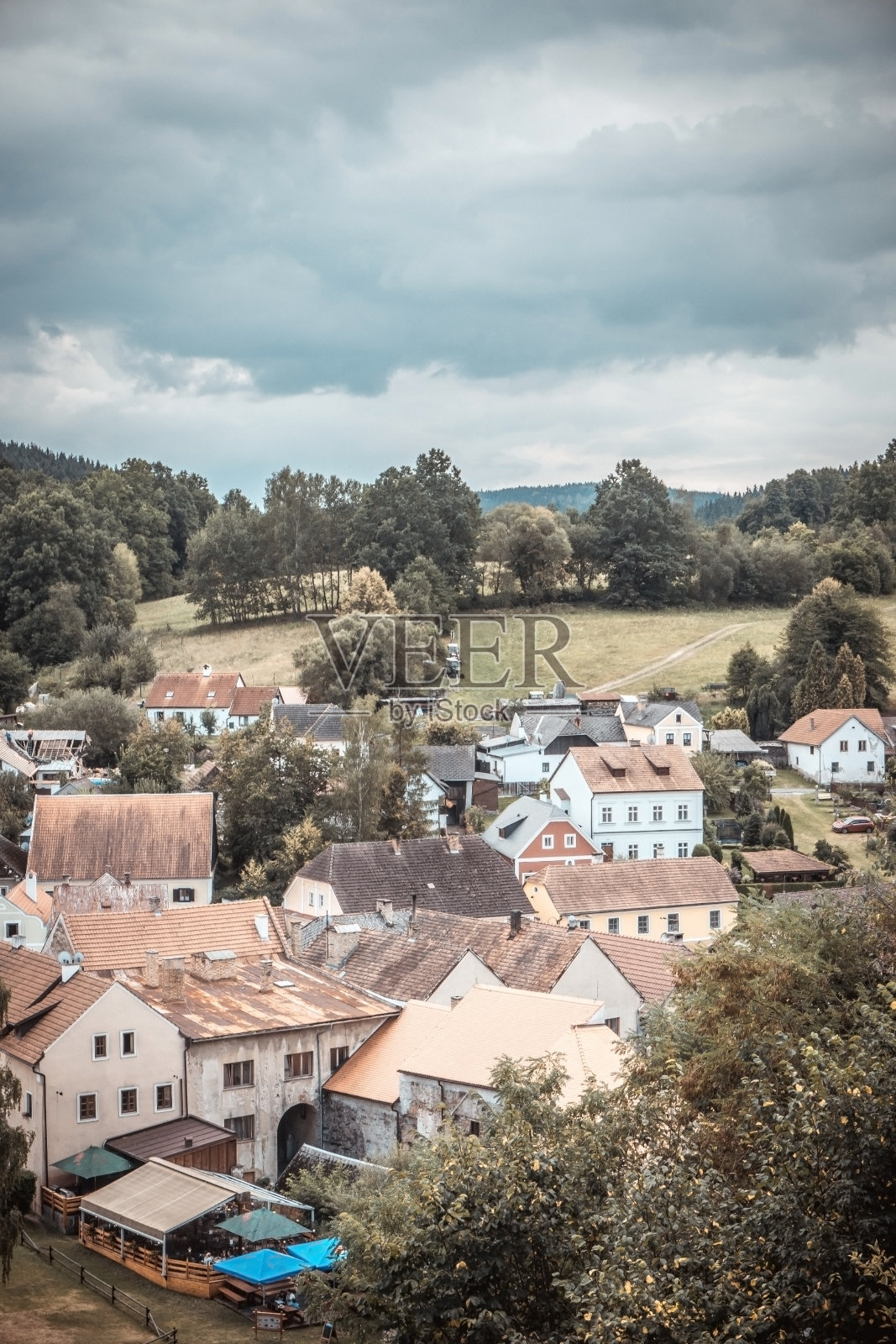 几座乡村房屋的垂直照片。建筑位于捷克共和国伏尔塔瓦河上方的山上。房屋位于历史小镇罗森博格的边缘。照片摄影图片