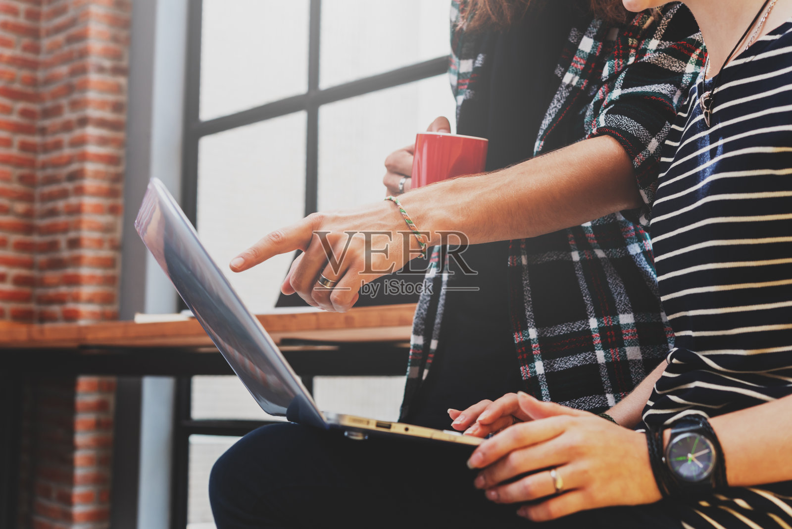 两个自由职业者在咖啡店工作，Nomad工人概念，夫妇一起在咖啡馆工作与笔记本电脑照片摄影图片