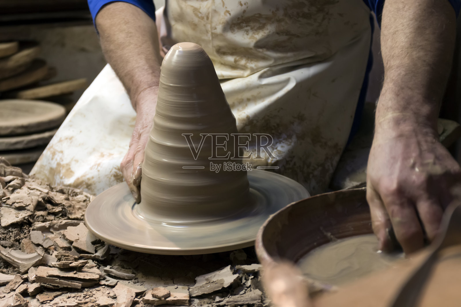 陶艺艺术家的手正在制作一件作品照片摄影图片