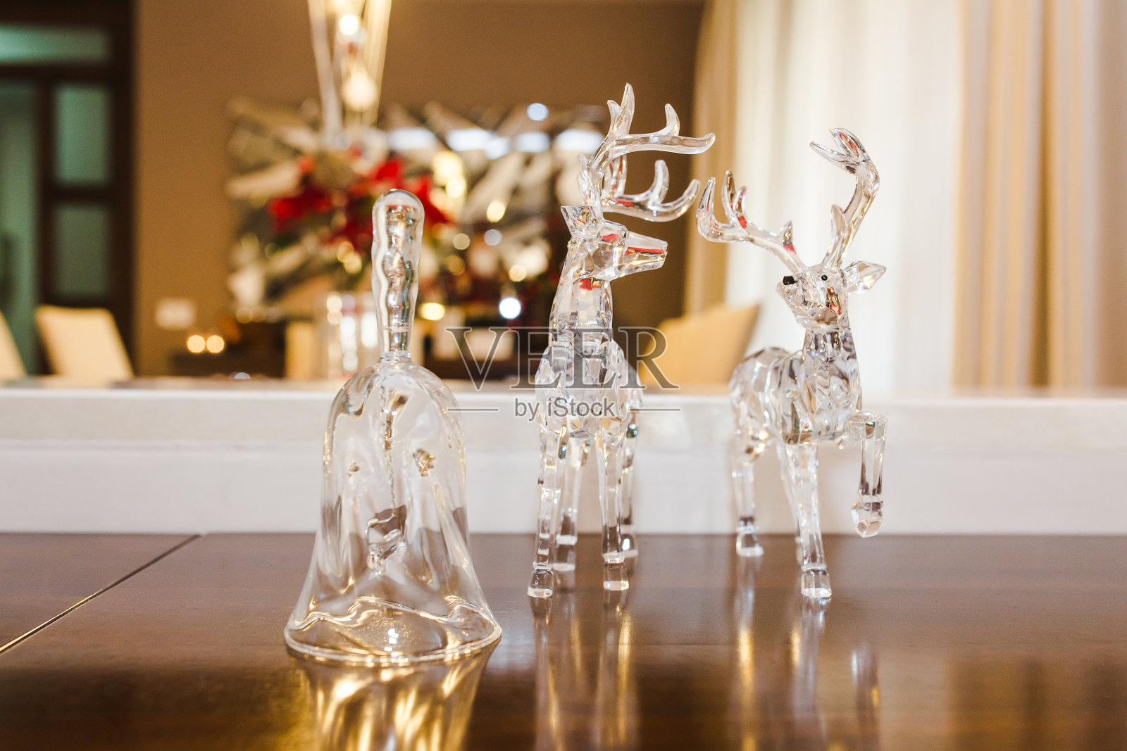 玻璃钟和雨鹿雕像照片摄影图片