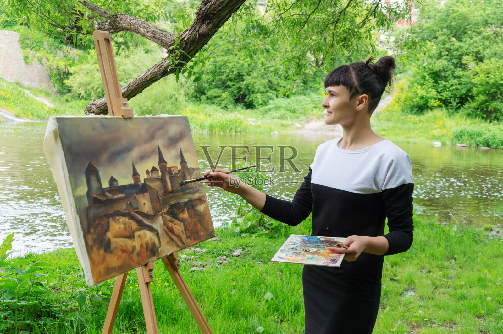 一位天才艺术家创作了一幅城堡的画。照片摄影图片