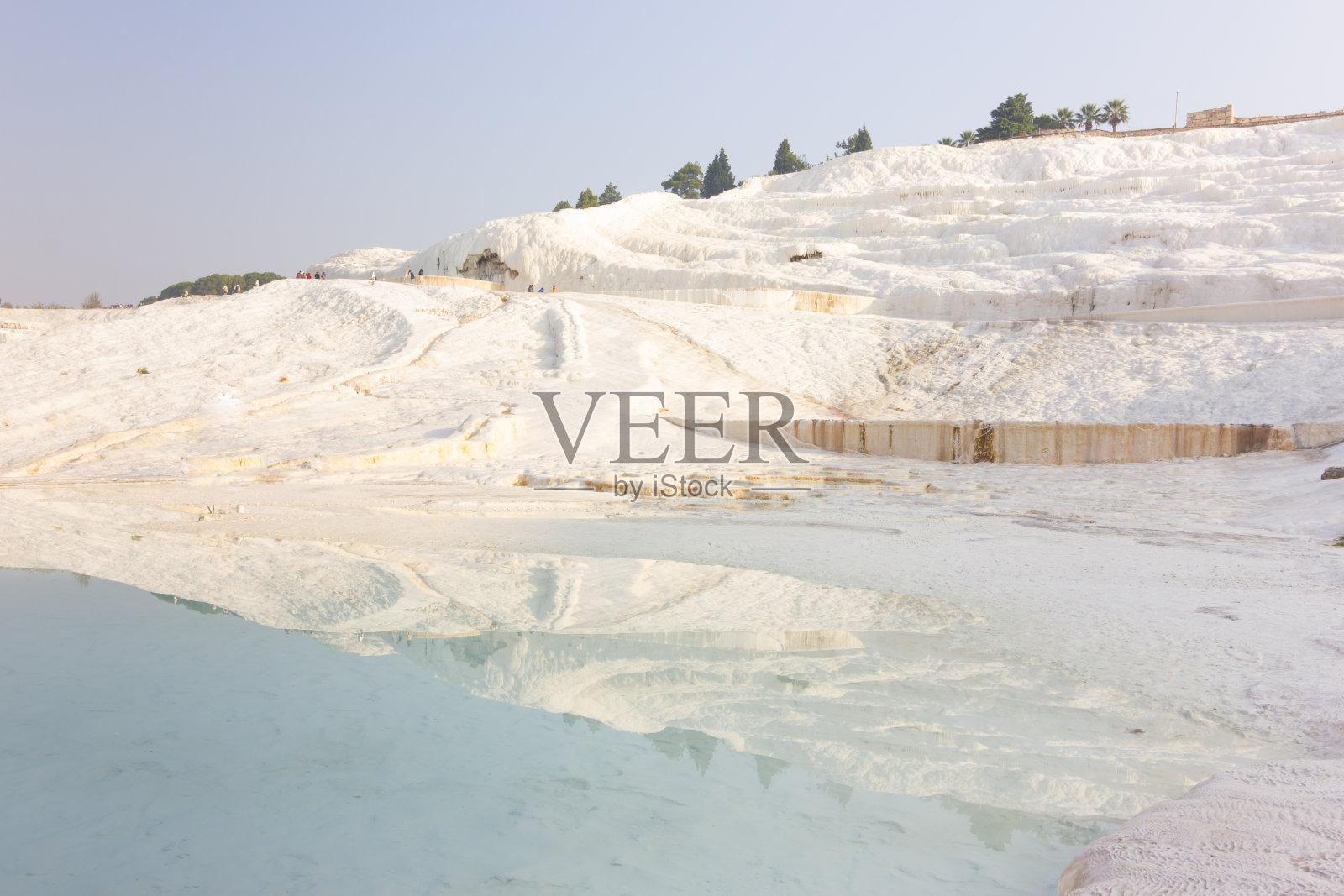 公共场所，游泳池和露台在Pamukkale。土耳其西南部的棉花城堡照片摄影图片