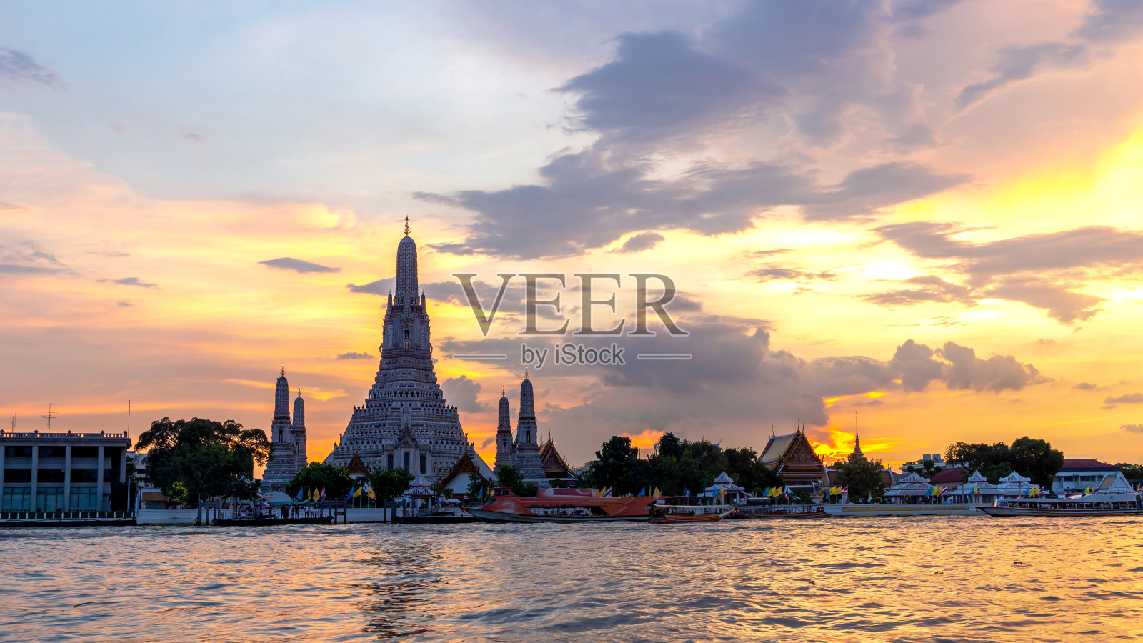 美丽的日落wat arun寺庙湄南河，风景泰国曼谷照片摄影图片