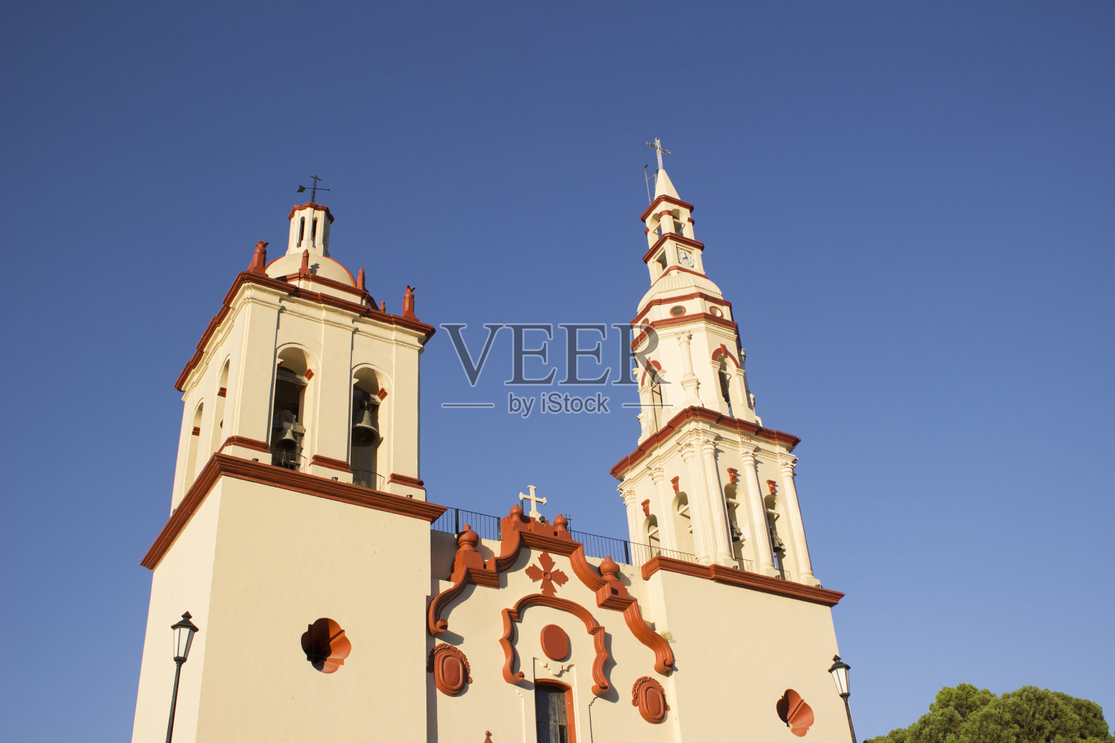 中间侧拍摄的正面façade的传统殖民墨西哥教堂照片摄影图片