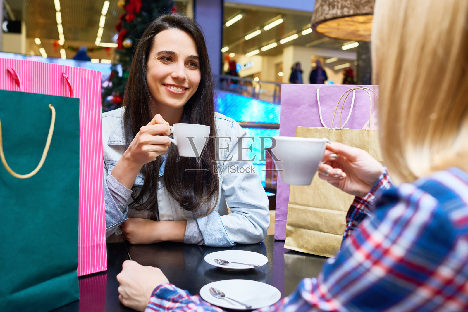 在咖啡馆休息的女人照片摄影图片