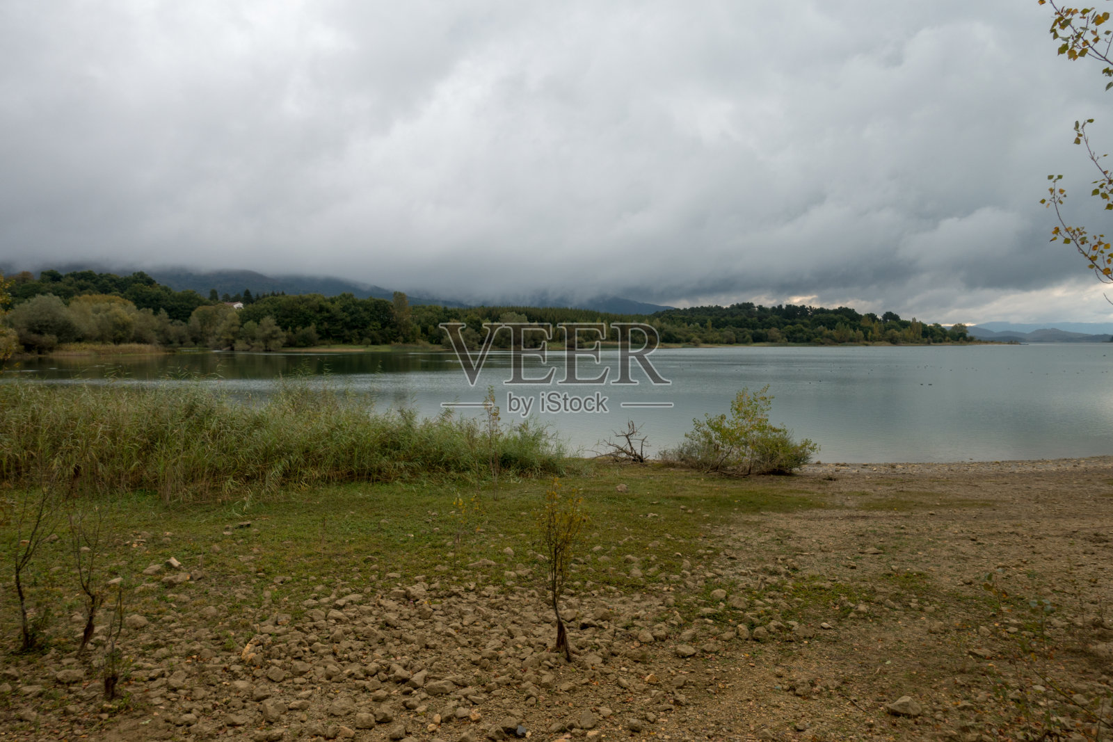 乌利巴里-甘博亚水库在Ã熔岩，巴斯克地区照片摄影图片