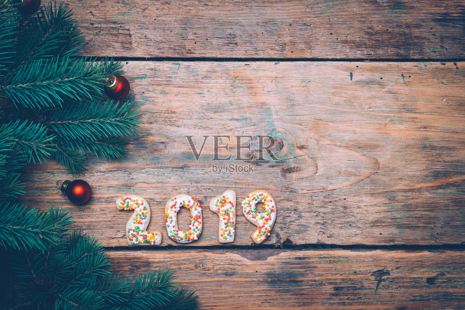 2019年新年快乐。圣诞饼干的形式的数字2019在一个旧木桌子的背景。圣诞烘烤。新年圣诞心情。复制文本空间。照片摄影图片