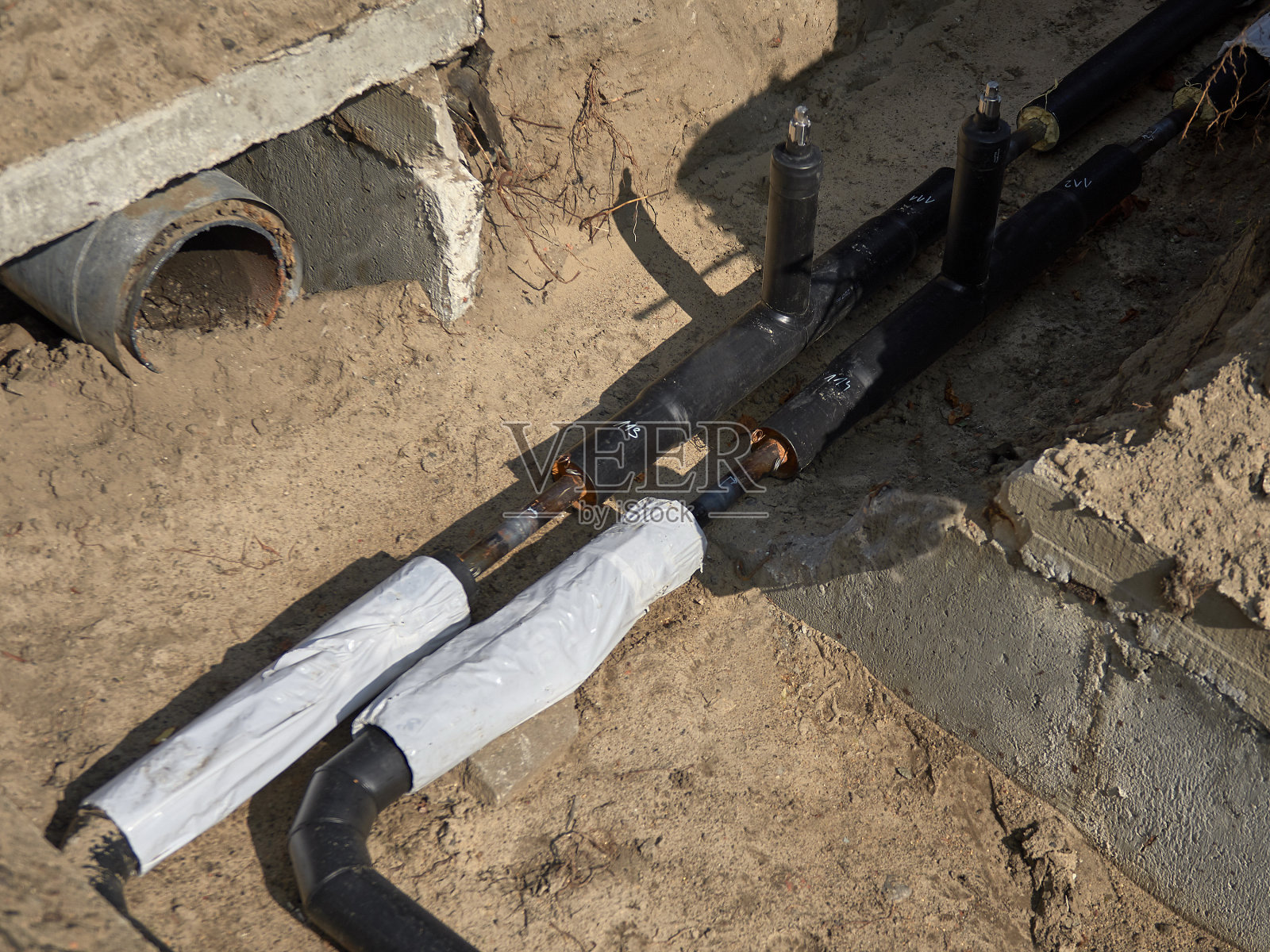 更换新的供水管道，在住宅区组装照片摄影图片