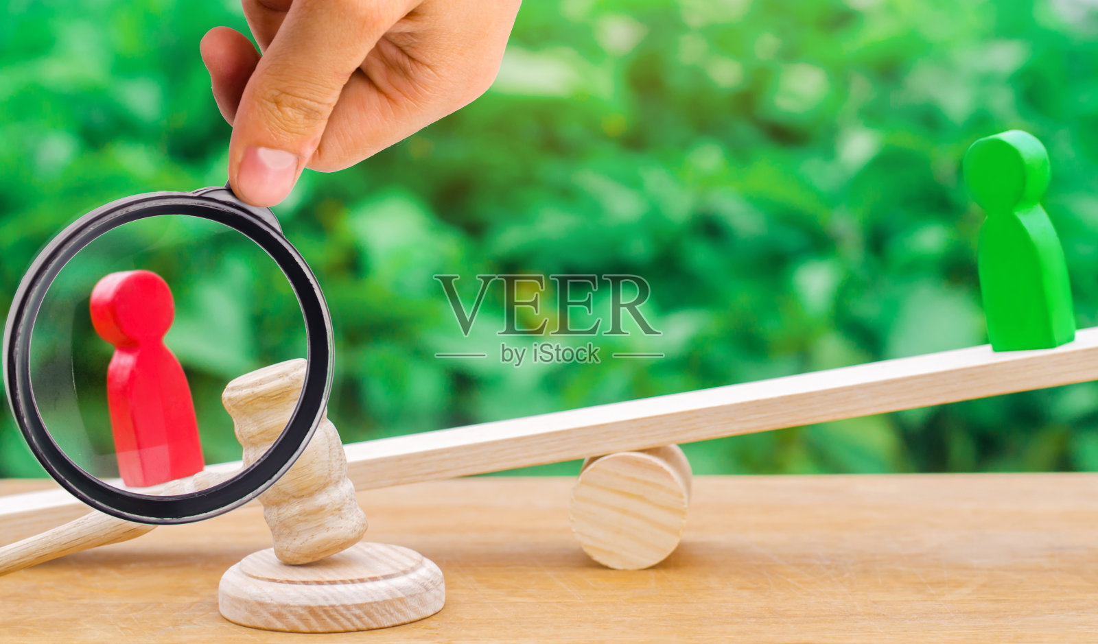 木制的人像。商业上的竞争对手站在天平上。审判。冲突。胜利和失败。坏员工和好员工。红色的图形比绿色的要重。竞争。法院照片摄影图片