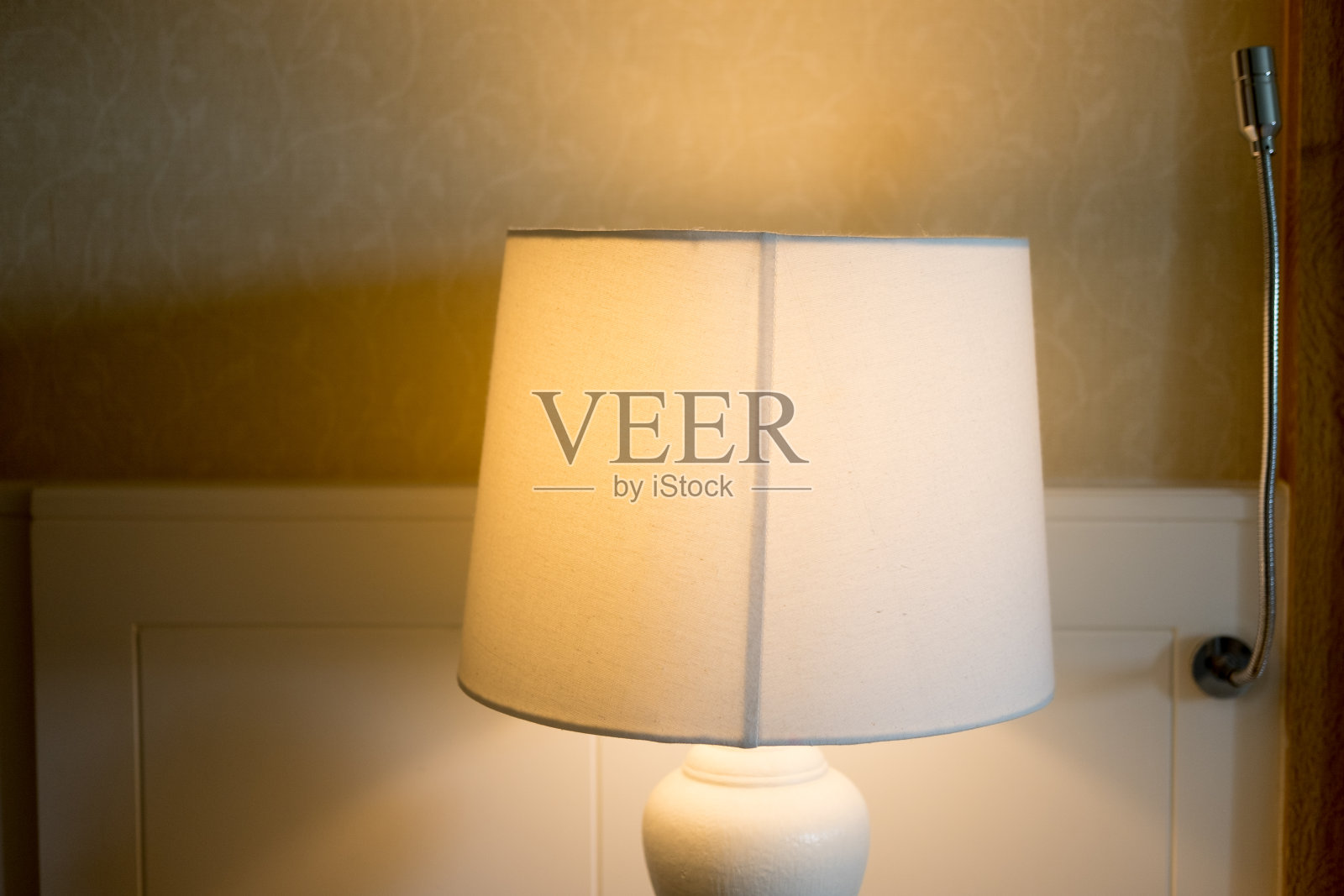 晚上酒店卧室床头灯照片摄影图片