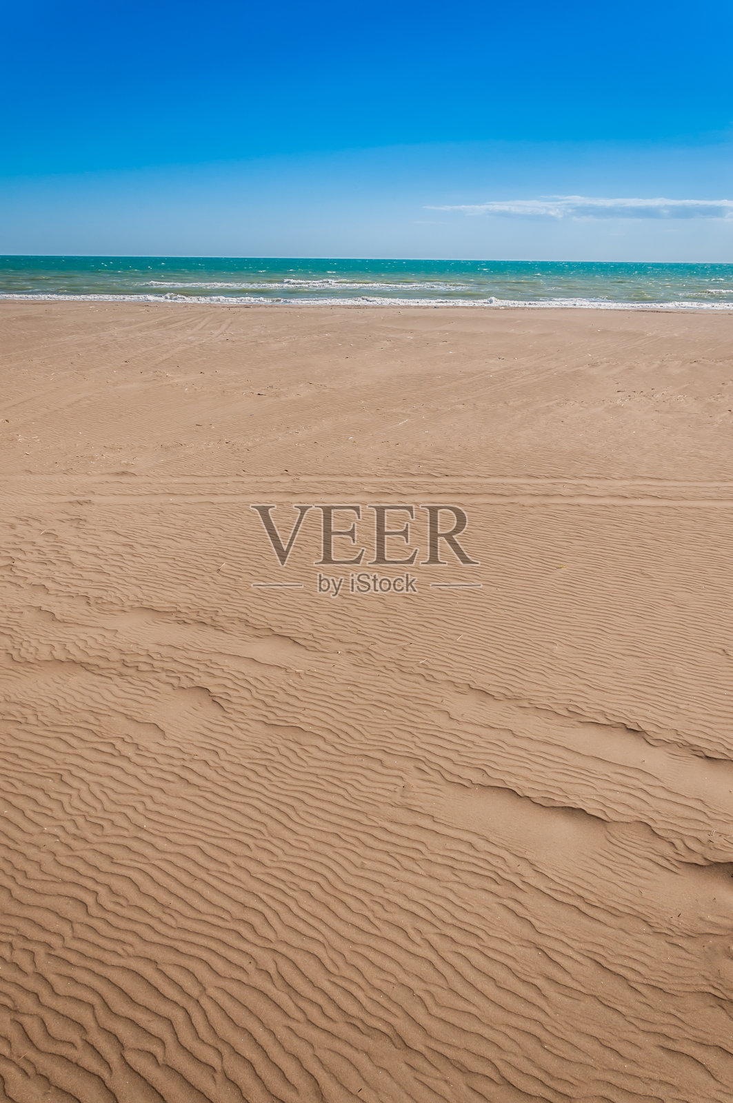 伟大的景观孤立的海滩，海和沙子。晴朗的天空。亚达那/土耳其。照片摄影图片