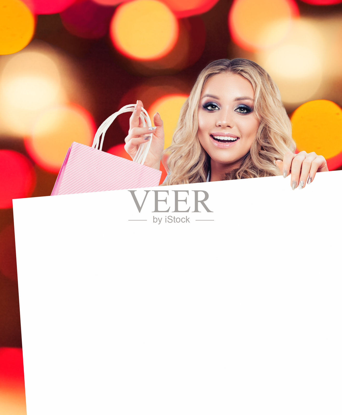 完美的年轻女人带着购物袋和空纸板照片摄影图片