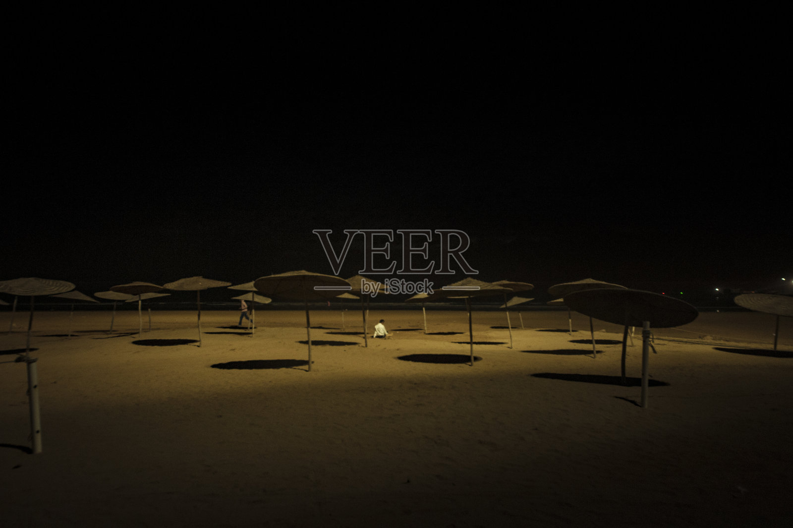 摩洛哥埃绍伊拉海滩上的遮阳伞照片摄影图片