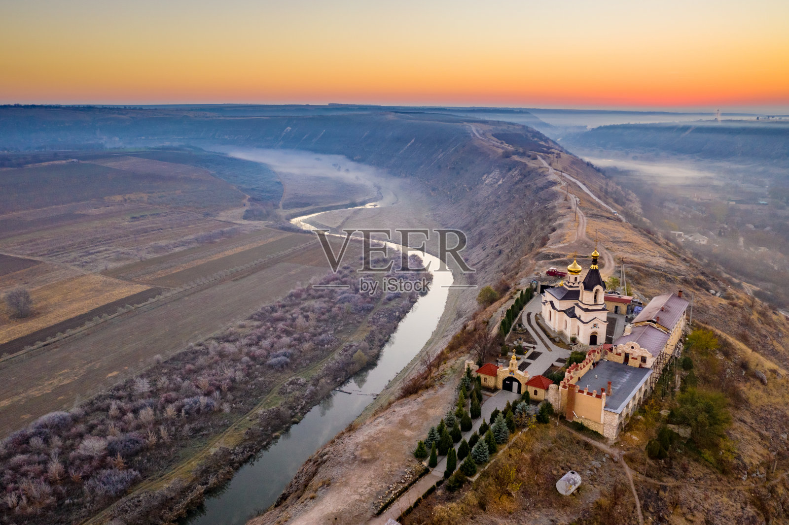日落前的奥尔黑罗特河和修道院鸟瞰图照片摄影图片